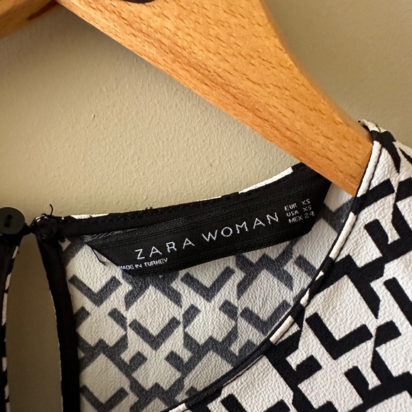 Zara Sleeveless Black and White Printed Top / Blouse - Picture 3 of 3